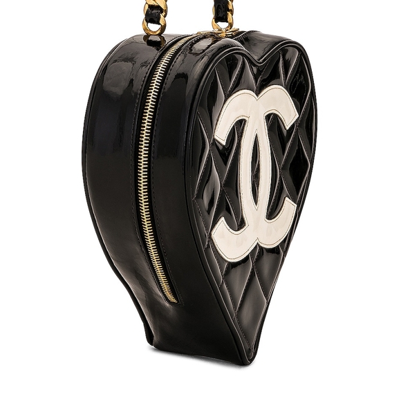 CHANEL Black Cosmetic Bag with Glossy Patent Leather and Gold Zipper - Picture 3 of 7